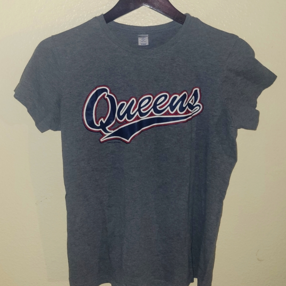 QUEENS TEE SHIRT  Juniors size XL